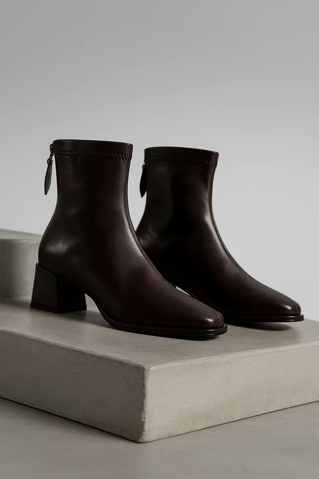 Ankelboots dam i läder med blockklack och fyrkantig tå