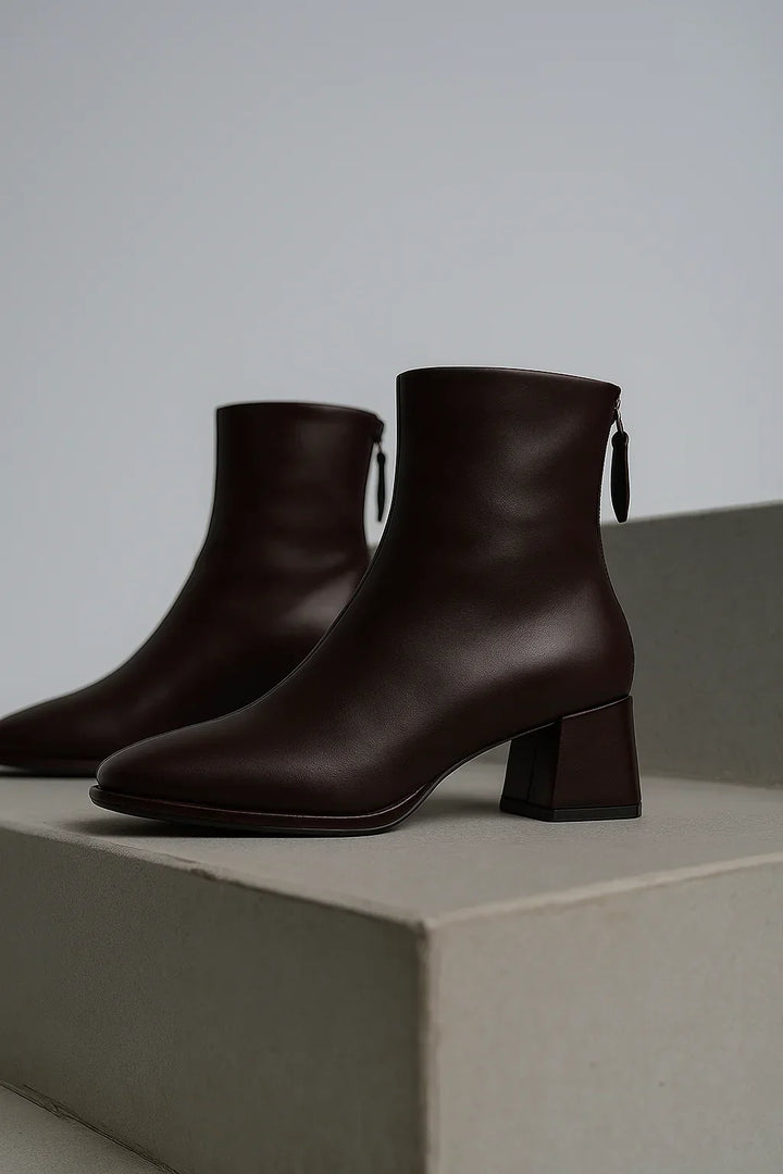 Ankelboots dam i läder med blockklack och fyrkantig tå