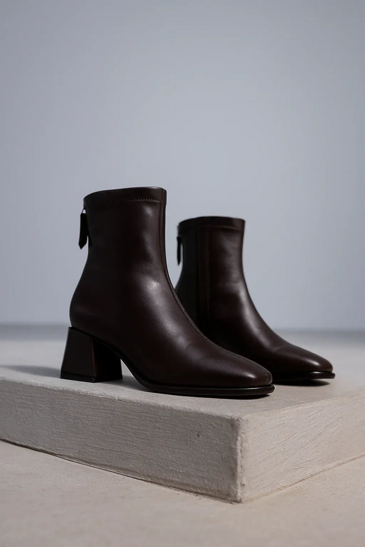 Ankelboots dam i läder med blockklack och fyrkantig tå