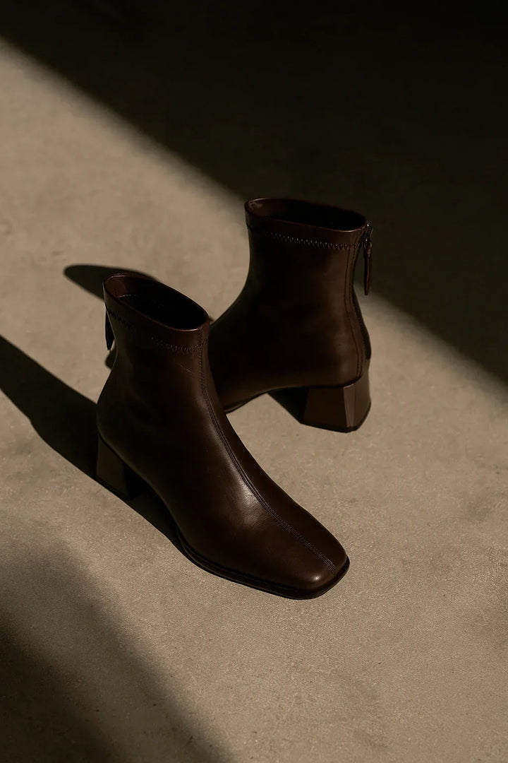 Ankelboots dam i läder med blockklack och fyrkantig tå