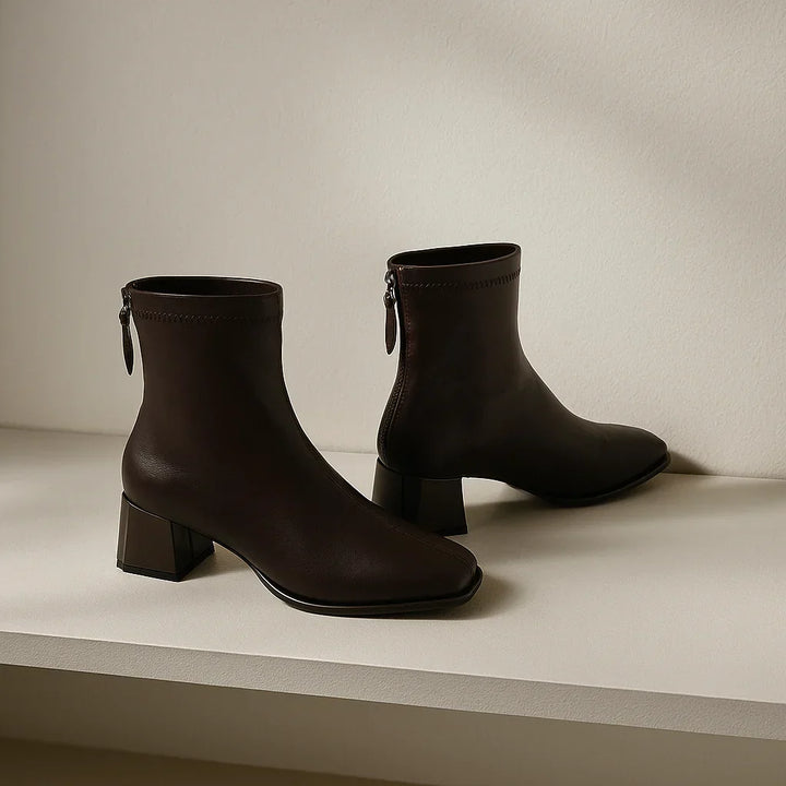 Ankelboots dam i läder med blockklack och fyrkantig tå