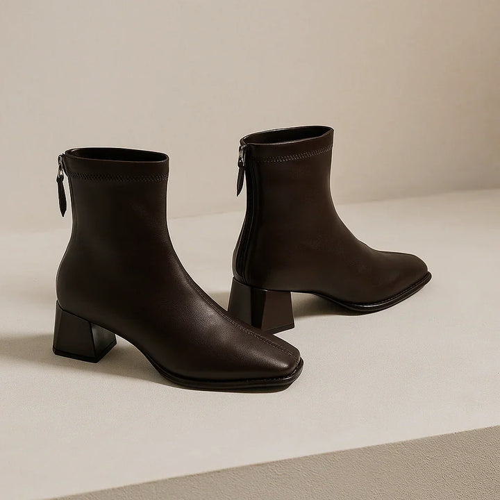 Ankelboots dam i läder med blockklack och fyrkantig tå