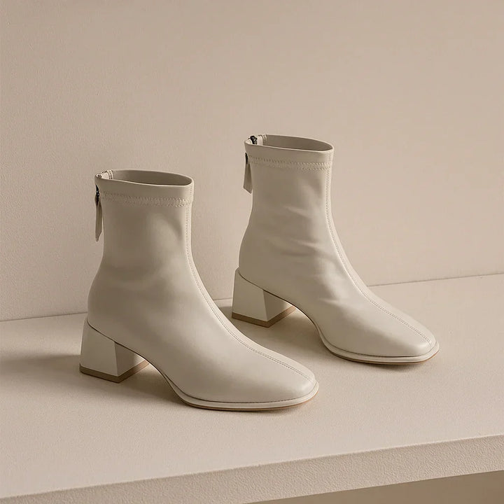 Ankelboots dam i läder med blockklack och fyrkantig tå