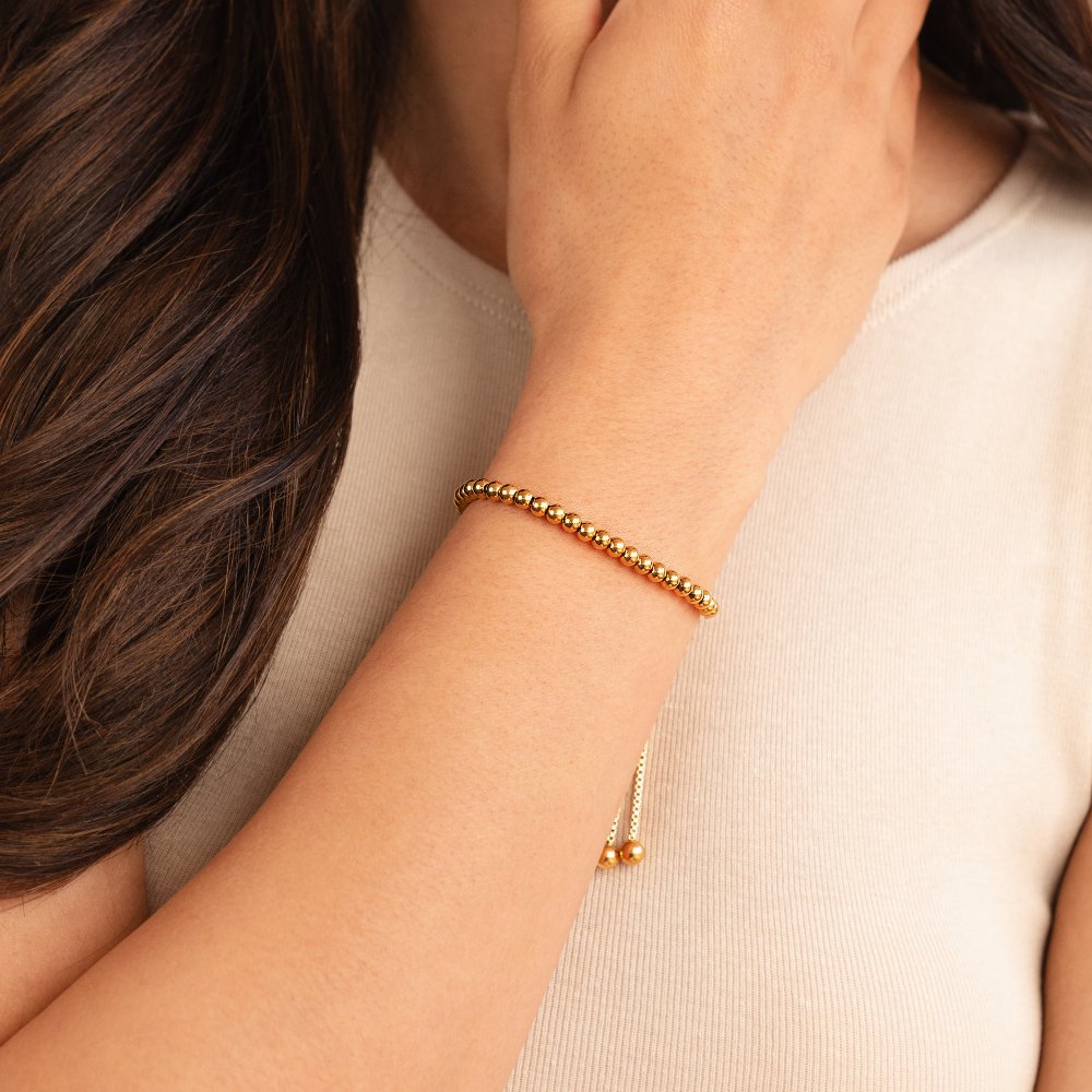 Elegant armband i guld med pärldetaljer