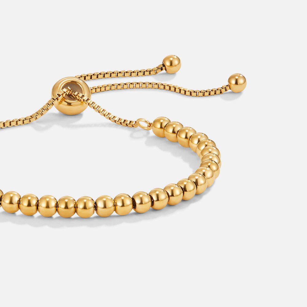 Elegant armband i guld med pärldetaljer
