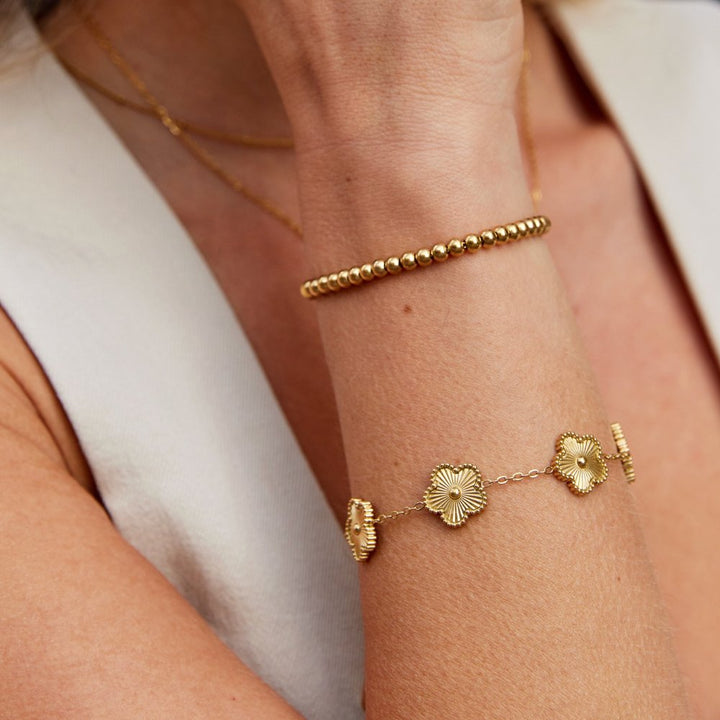 Elegant armband i guld med pärldetaljer