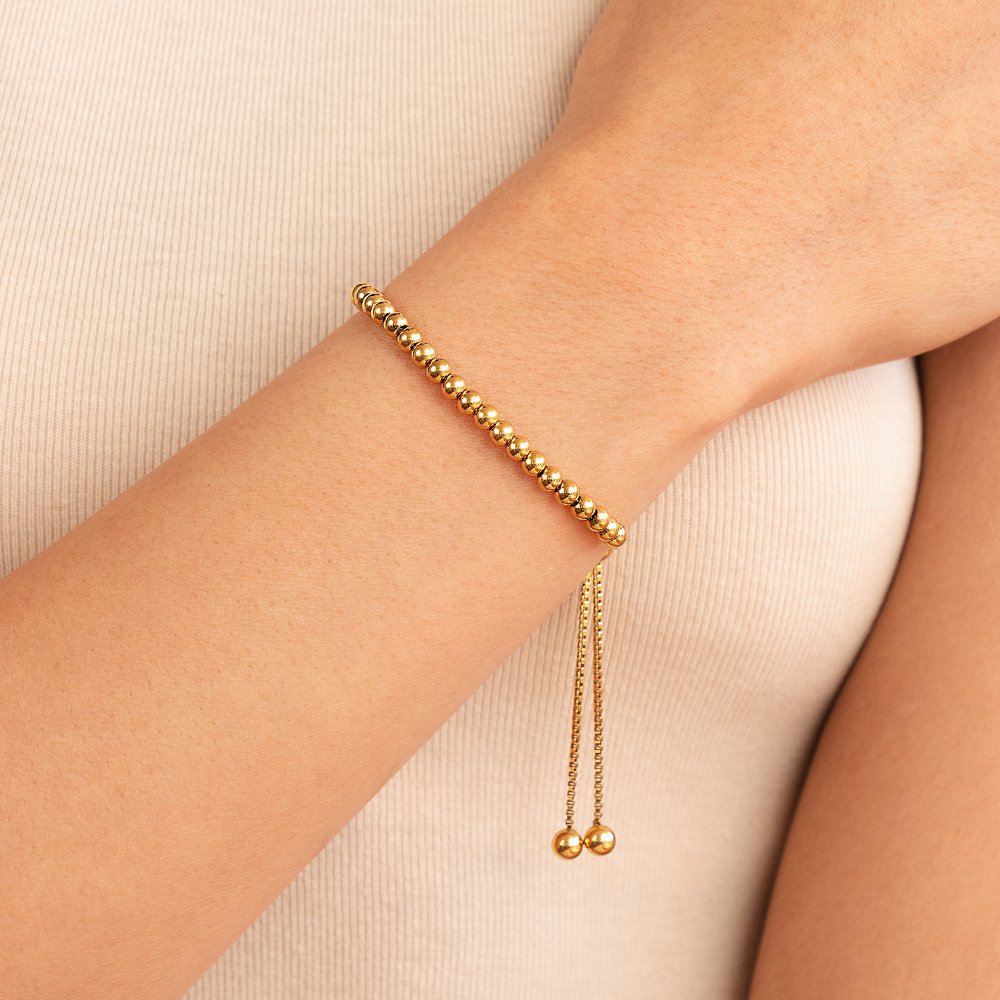 Elegant armband i guld med pärldetaljer