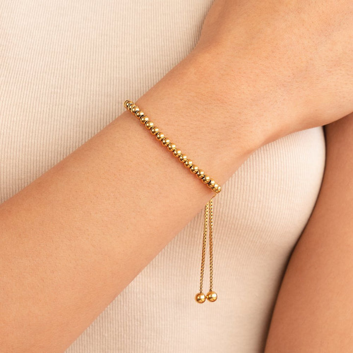 Elegant armband i guld med pärldetaljer
