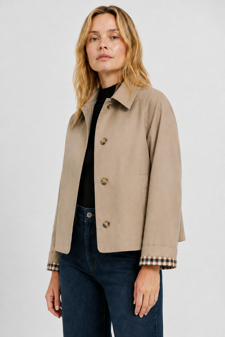 Lätt damjacka med ledig passform och gingham-foder.