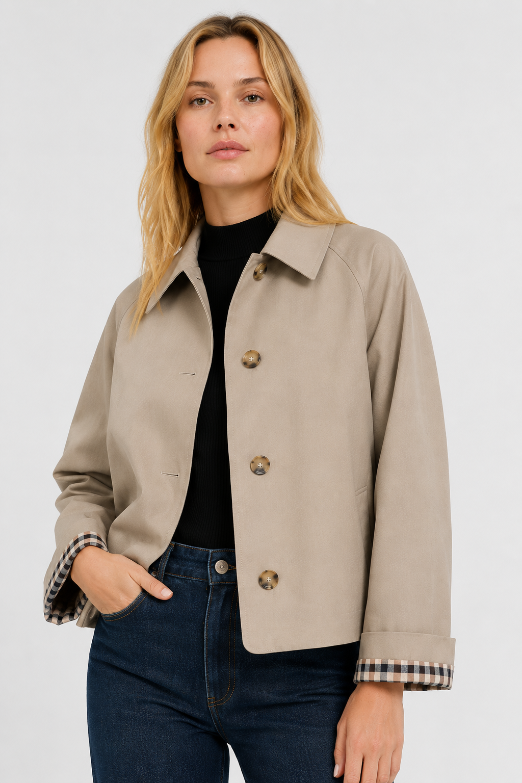 Lätt damjacka med ledig passform och gingham-foder.