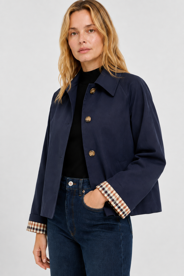 Lätt damjacka med ledig passform och gingham-foder.