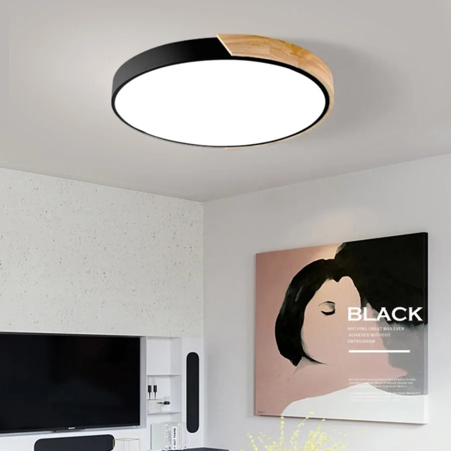 Nordisk taklampa i trä i makronform för moderna utrymmen