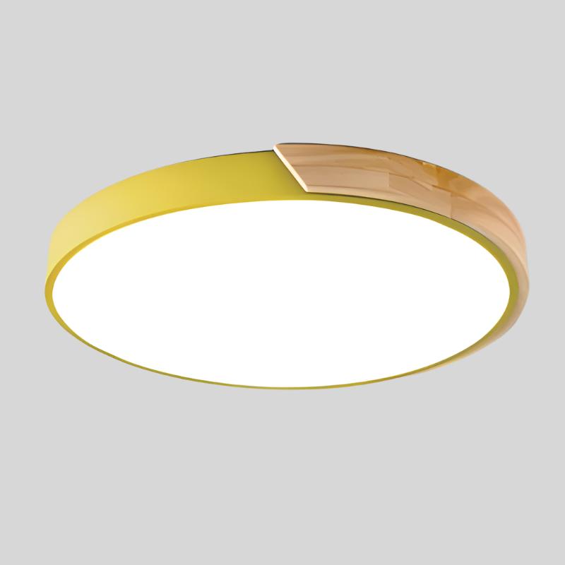 Nordisk taklampa i trä i makronform för moderna utrymmen