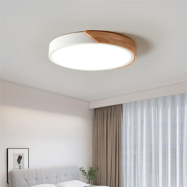 Nordisk taklampa i trä i makronform för moderna utrymmen