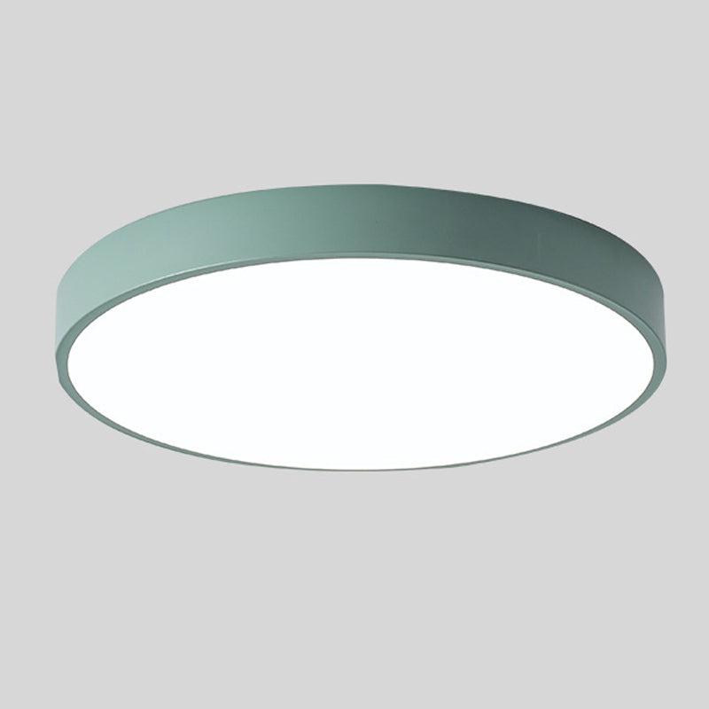 Nordisk taklampa i trä i makronform för moderna utrymmen