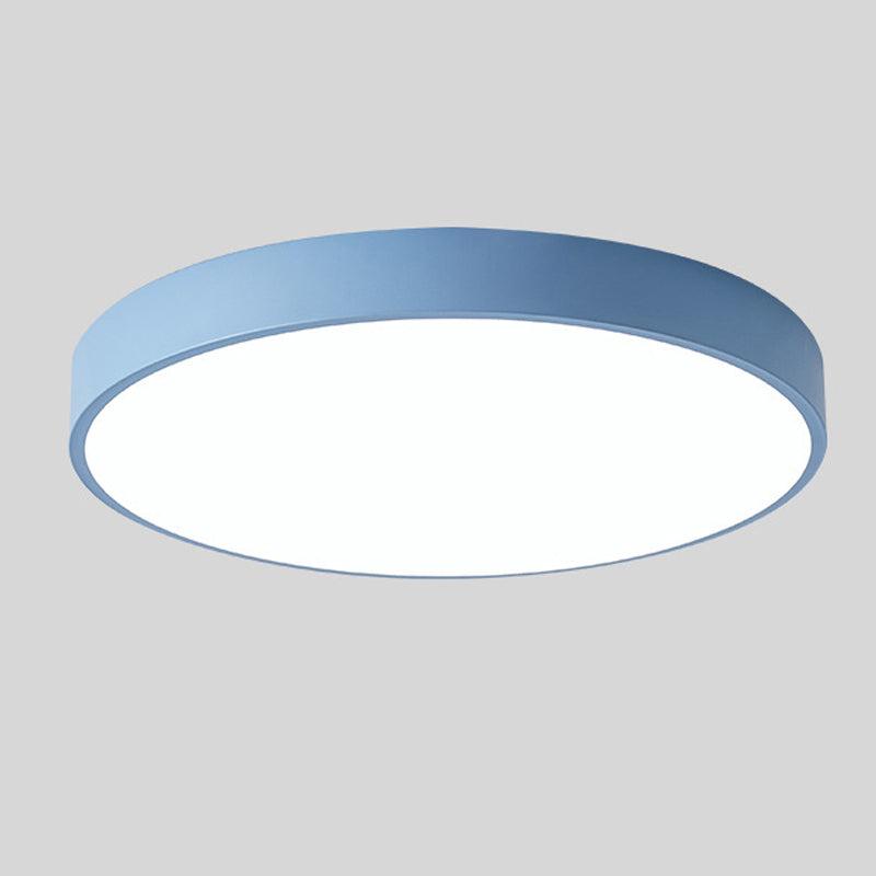 Nordisk taklampa i trä i makronform för moderna utrymmen