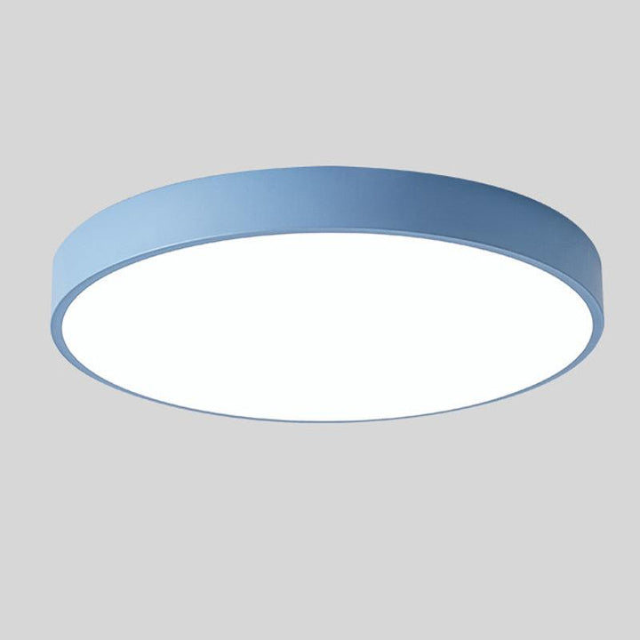 Nordisk taklampa i trä i makronform för moderna utrymmen