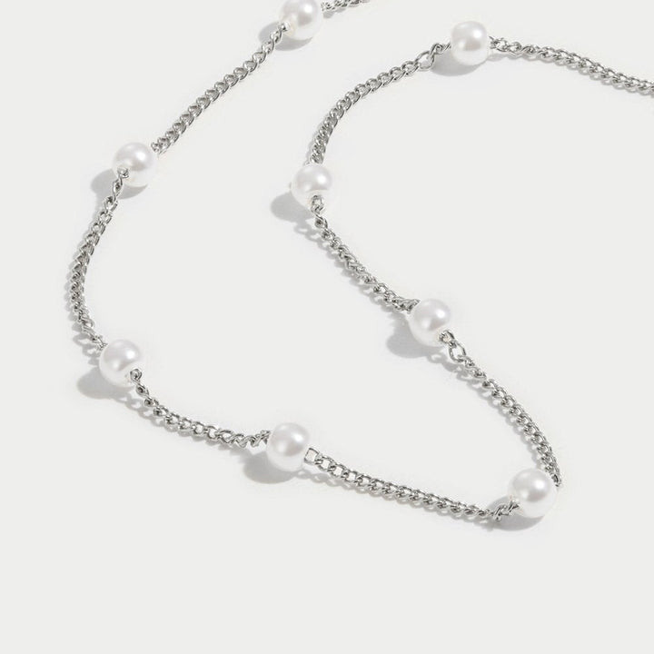 Elegant silverhalsband med pärla och förfinade detaljer