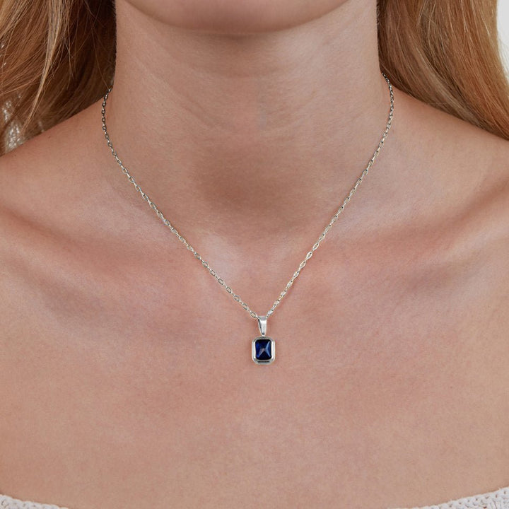 Silverhalsband med havsblått hänge