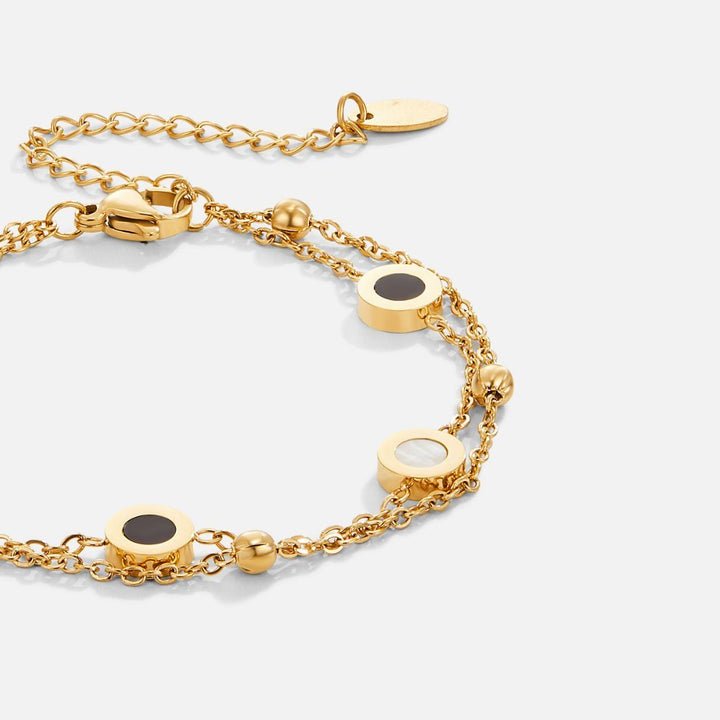 Elegant armband med onyx och vit sten