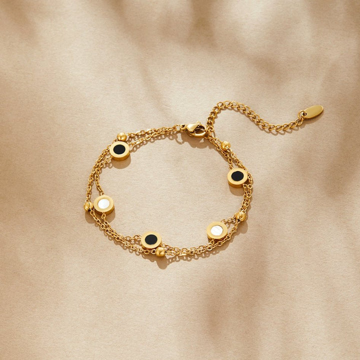 Elegant armband med onyx och vit sten