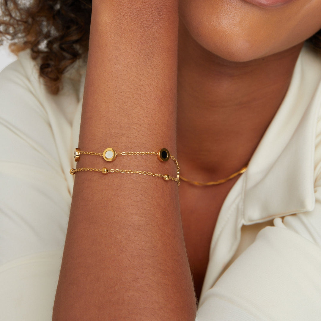 Elegant armband med onyx och vit sten