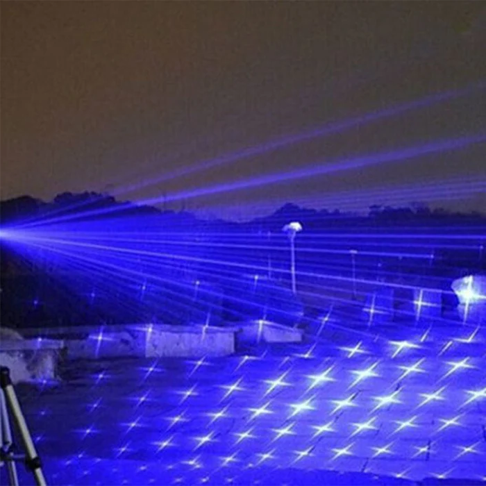 AeroForge Pro laserficklampa ger starkt vattentätt ljus för överlevnad utomhus