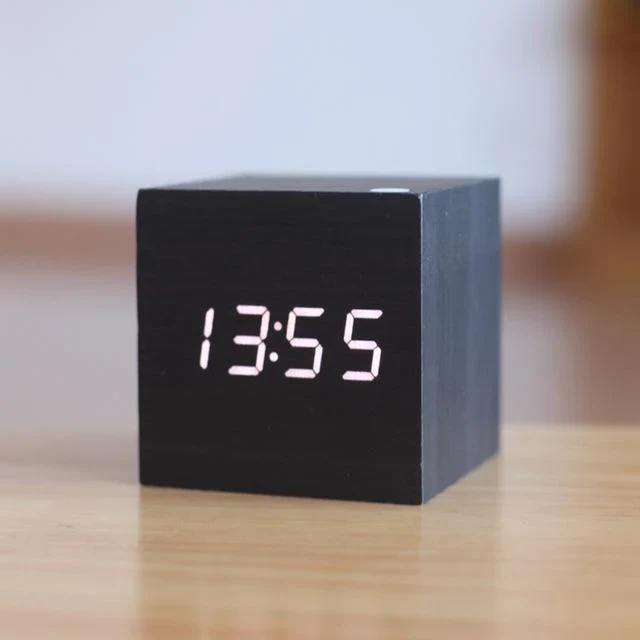 Digital klocka i trä med LED-display