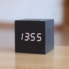 Digital klocka i trä med LED-display