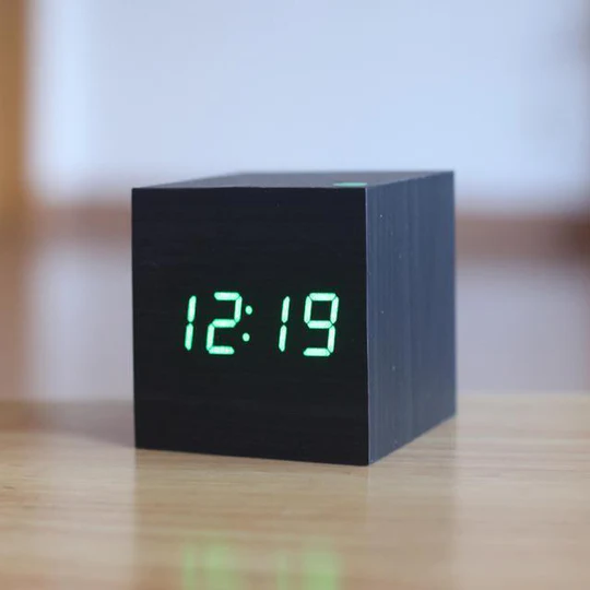 Digital klocka i trä med LED-display