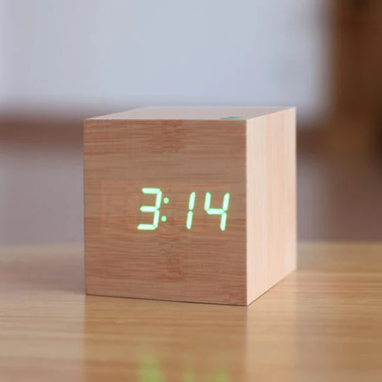 Digital klocka i trä med LED-display