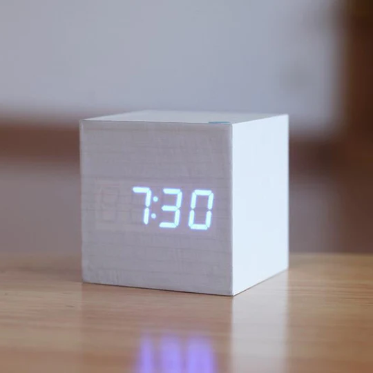 Digital klocka i trä med LED-display
