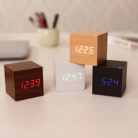 Digital klocka i trä med LED-display