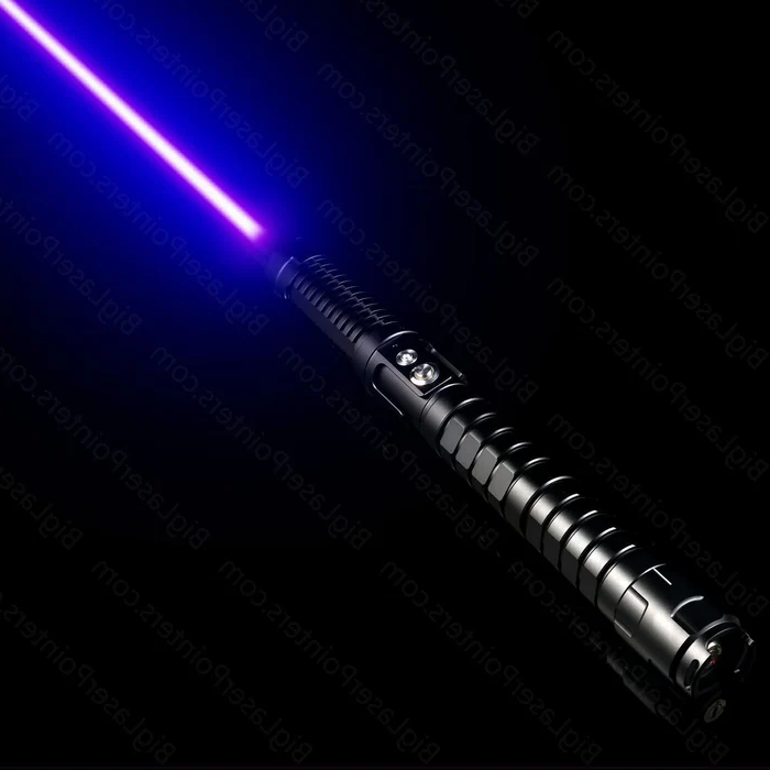 AeroForge Pro laserficklampa ger starkt vattentätt ljus för överlevnad utomhus