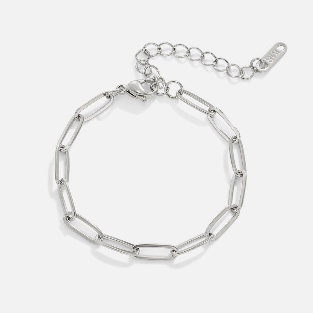 Minimalistiskt silverarmband med eleganta länkar