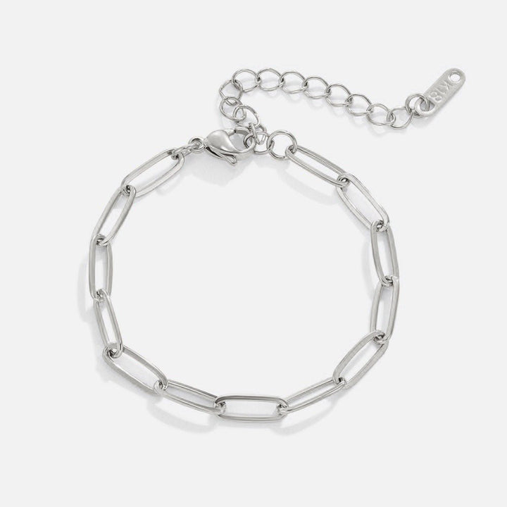 Minimalistiskt silverarmband med eleganta länkar