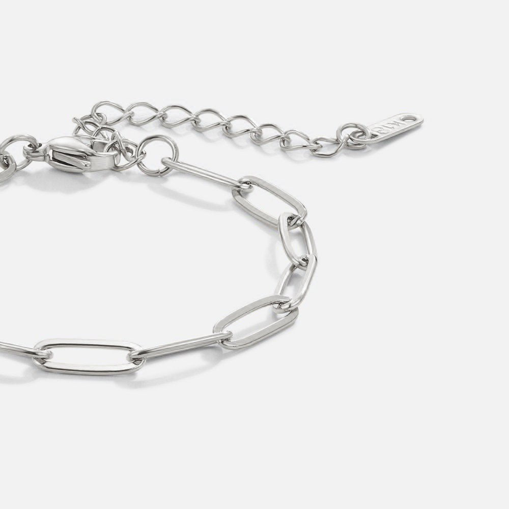 Minimalistiskt silverarmband med eleganta länkar