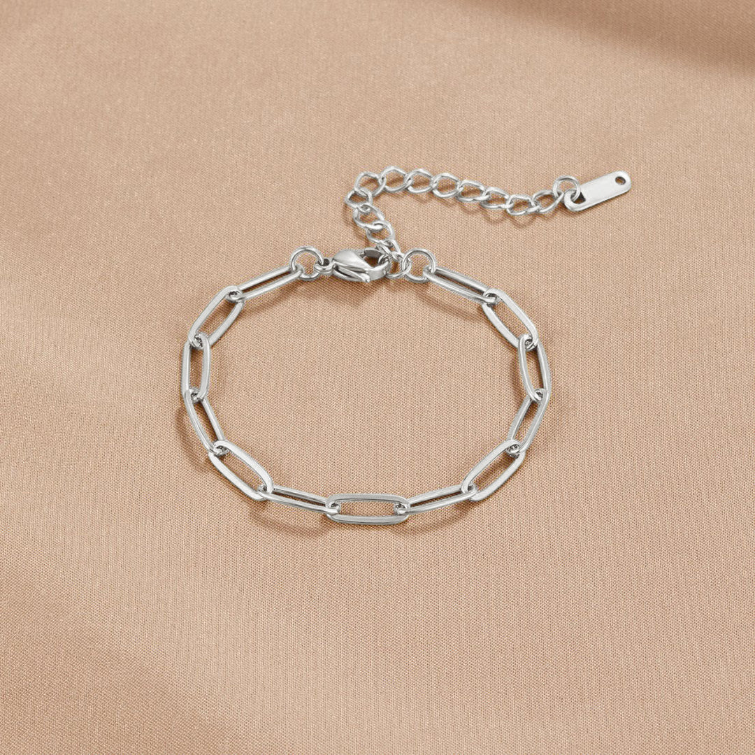 Minimalistiskt silverarmband med eleganta länkar