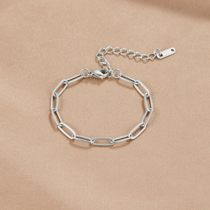 Minimalistiskt silverarmband med eleganta länkar