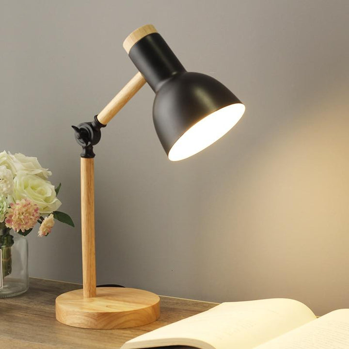 Skandinavisk bordslampa i trä – LumiNord