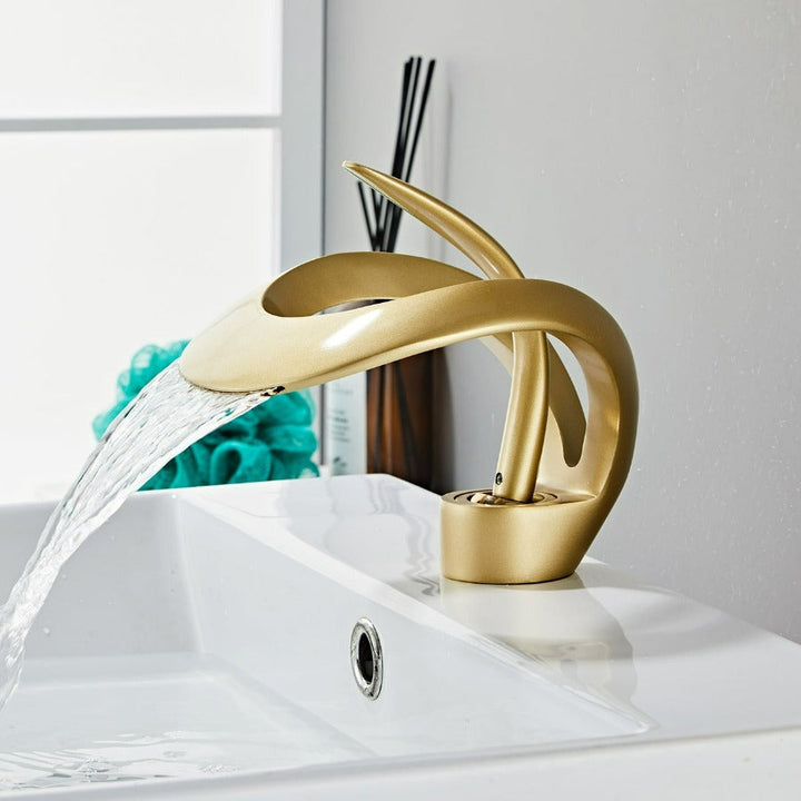 FlowArc – Modern badrumskran med vattenfallsutlopp och minimalistisk funktion