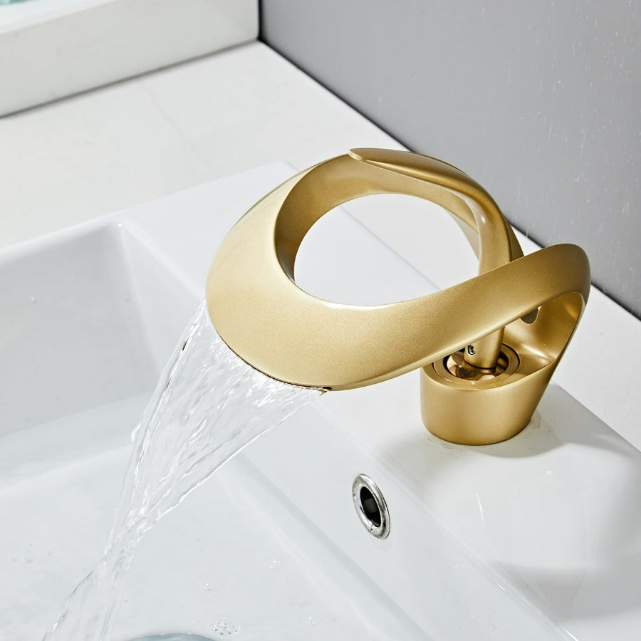 FlowArc – Modern badrumskran med vattenfallsutlopp och minimalistisk funktion