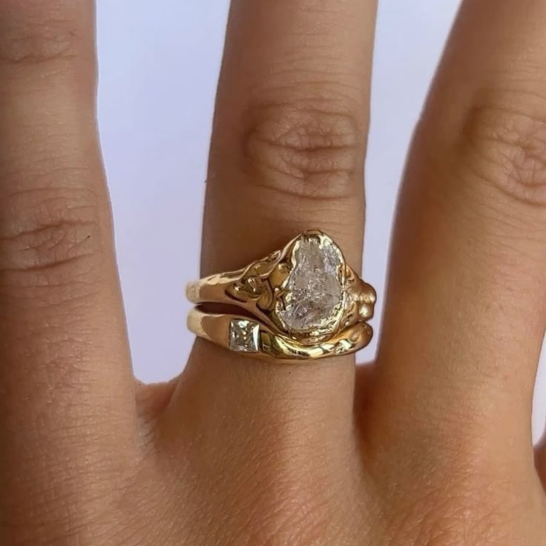 Förfinad ring i roséguld med diskreta zirkoniadetaljer