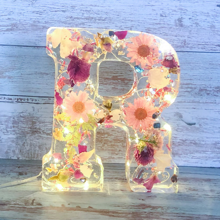 LumiFlair blomstermönstrad nattlampa med initial | Personlig ljuskälla i resin med mjukt LED-ljus