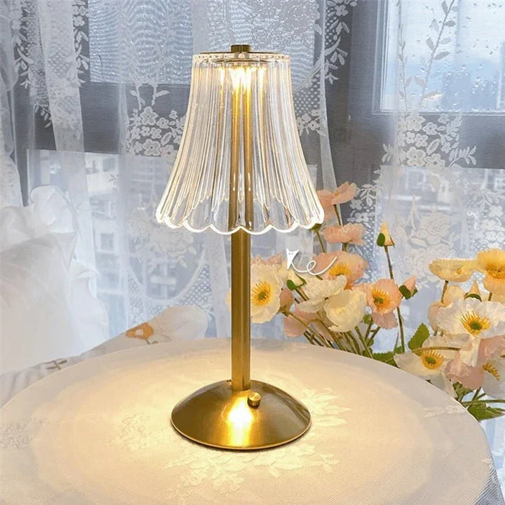 Elegant LED-bordslampa med lampskärm i kristall och guldfinish – touchtändning