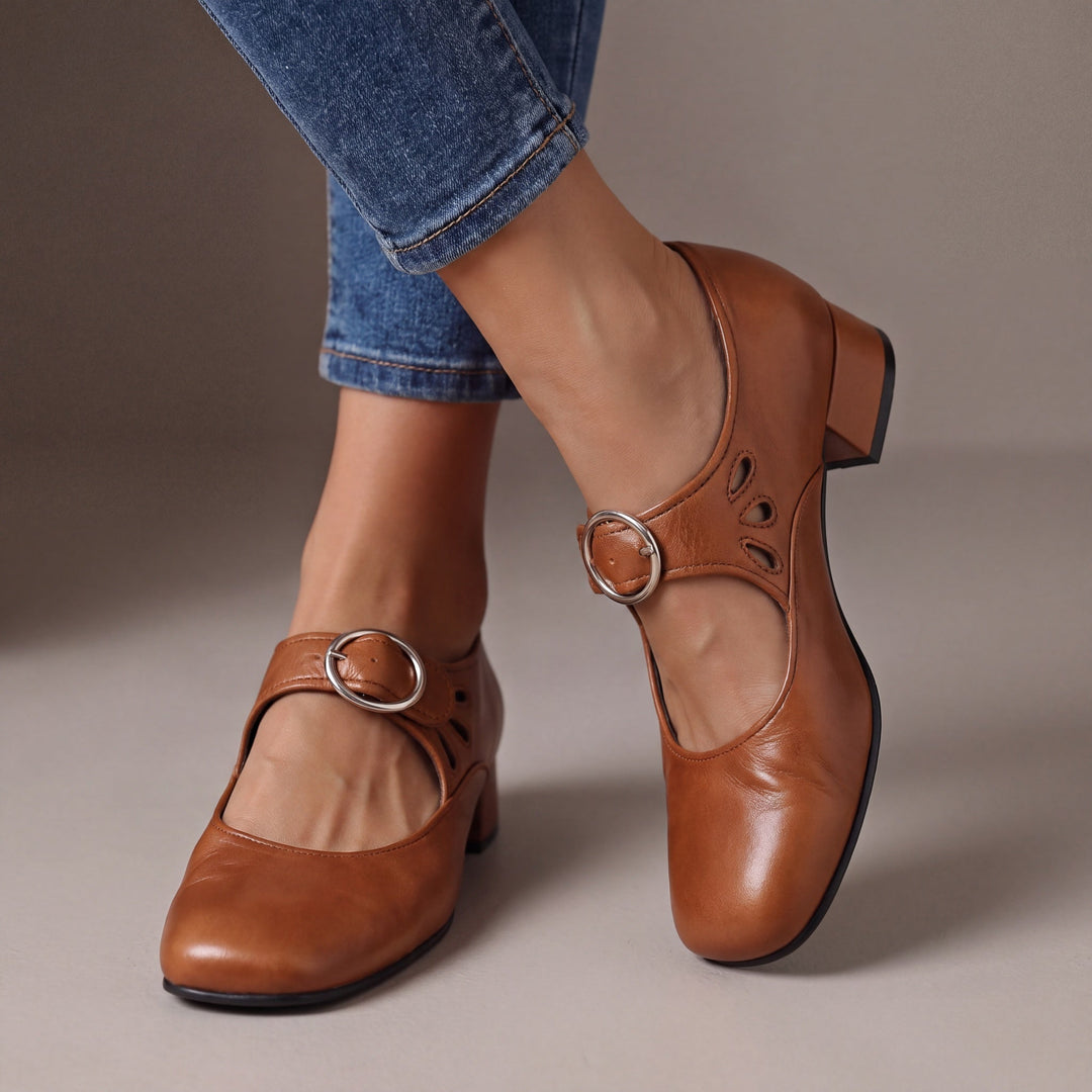 Pumps med remmar, spänne och vadderad innersula