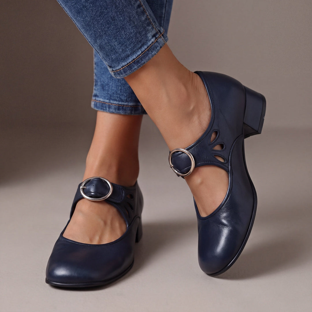 Pumps med remmar, spänne och vadderad innersula