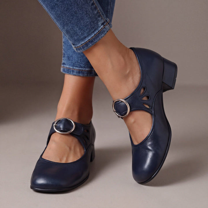 Pumps med remmar, spänne och vadderad innersula