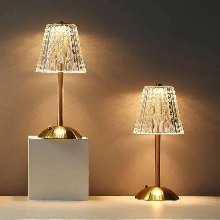 Elegant LED-bordslampa med lampskärm i kristall och guldfinish – touchtändning