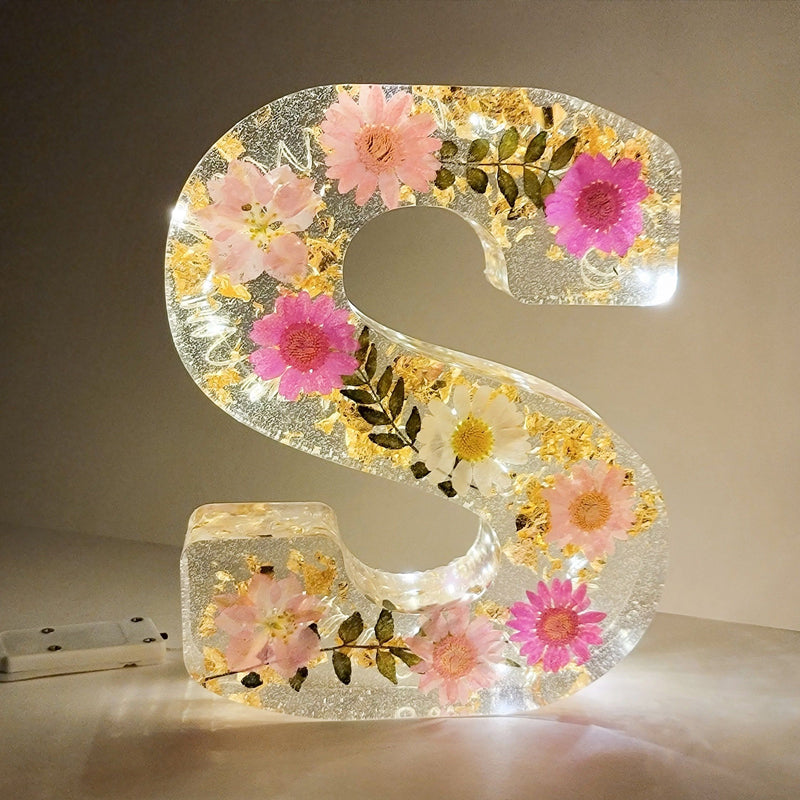 LumiFlair blomstermönstrad nattlampa med initial | Personlig ljuskälla i resin med mjukt LED-ljus